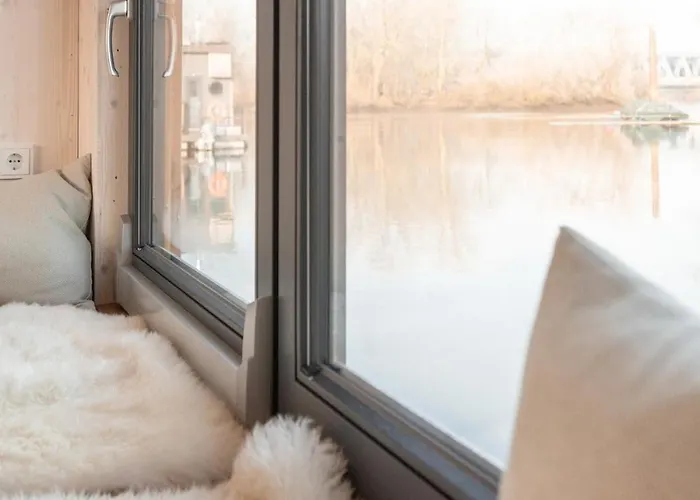 Hotel na wodzie Geraeumige, Hochwertiges Hausboot Petite Mit Kamin *