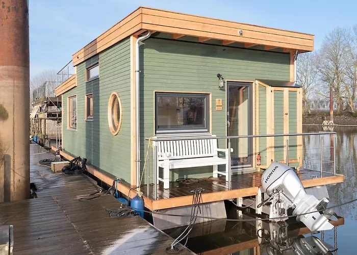 Hotel na wodzie Geraeumige, Hochwertiges Hausboot Petite Mit Kamin *