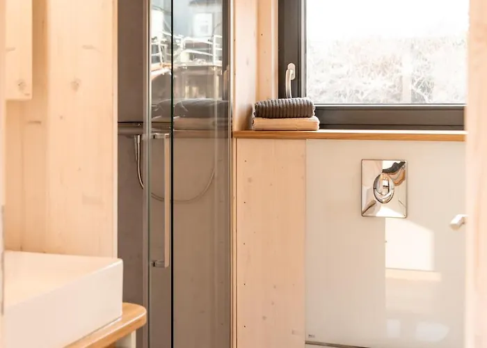 Hotel na wodzie Geraeumige, Hochwertiges Hausboot Petite Mit Kamin *