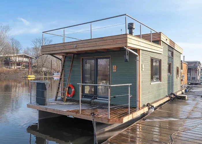 Geraeumige, Hochwertiges Hausboot Petite Mit Kamin Hotel na wodzie