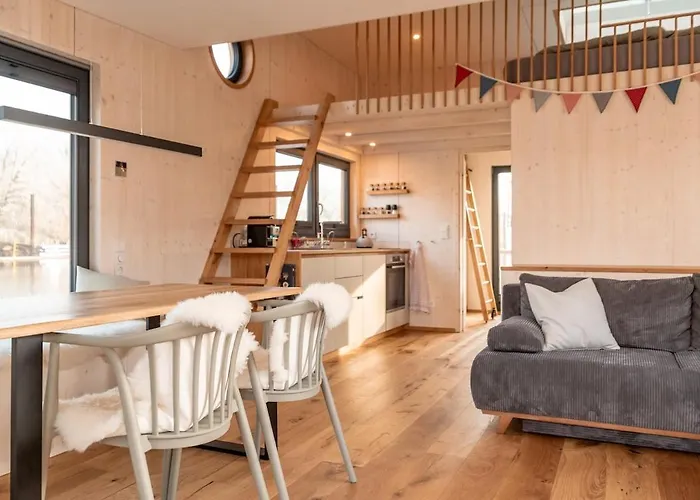 Hotel na wodzie Geraeumige, Hochwertiges Hausboot Petite Mit Kamin