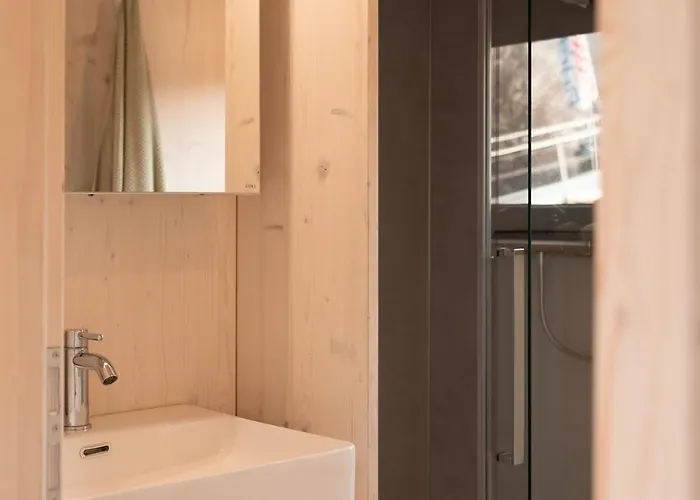 Hotel na wodzie Geraeumige, Hochwertiges Hausboot Petite Mit Kamin